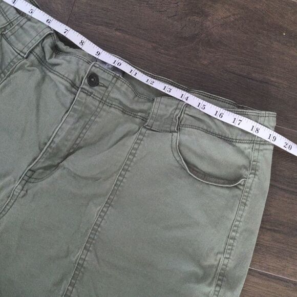 Market & Spruce Olive Green Shorts size 18W Petite - Picture 6 of 10